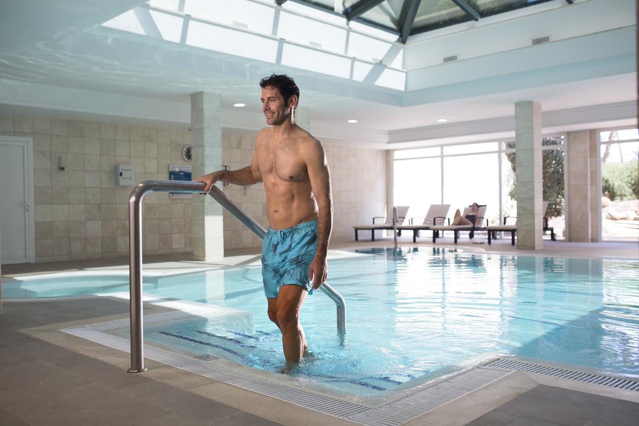 ホテル ヒポテルズ イポカンポ パレス カラ・ミラー エクステリア 写真 A man entering a swimming pool